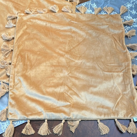 New 2 Decorative Pillow Covers Velvety Soft w/Tassels 18x18 Zip Closure Western - Picture 2 of 3